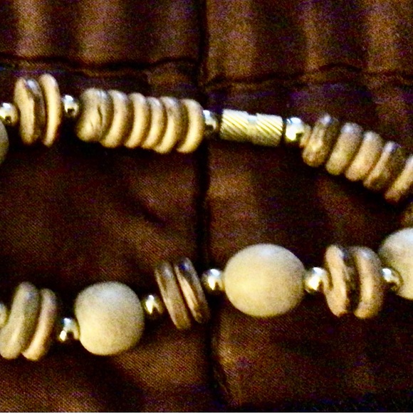 Necklaces and a bracelet jewelry - Picture 2 of 5
